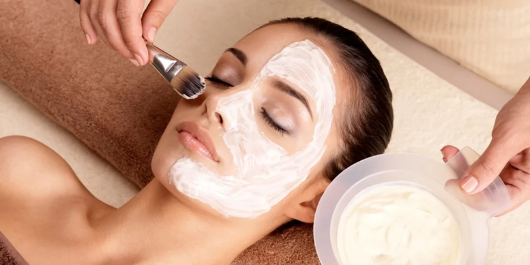 Maske p&aring;f&oslash;res under en ansigtsbehandling