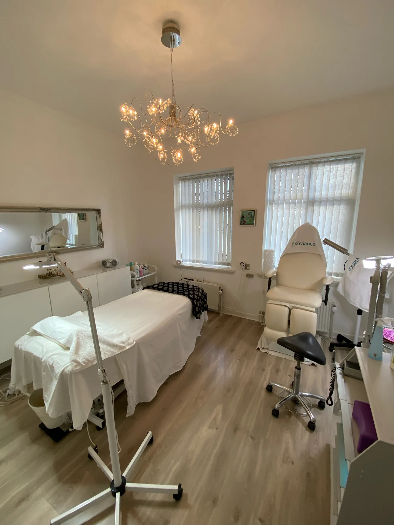 Behandlingsrummet i Clinique Comfort med behandlingsleje og Exuviance-stol